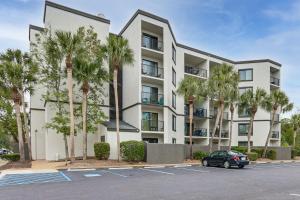 Steps to Sand! Retreat with 2 Pools in Hilton Head