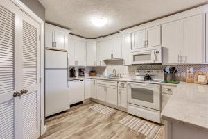 Steps to Sand! Retreat with 2 Pools in Hilton Head