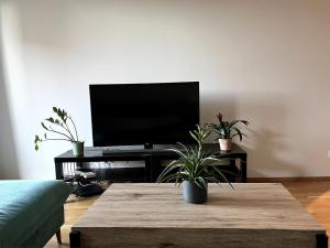 Cozy City Center Apt with Desk - Steps to Old Town