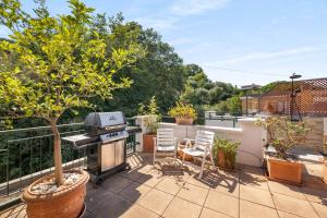 Lisas Stylish Top Floor Flat & Double Pool