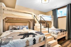 Best Location Chalet Walk to Village-Ski in Ski out Extra Large Hottub