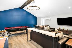 Best Location Chalet Walk to Village-Ski in Ski out Extra Large Hottub