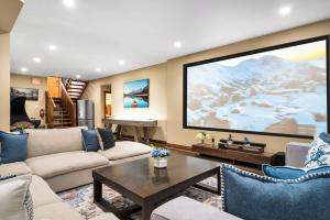 Best Location Chalet Walk to Village-Ski in Ski out Extra Large Hottub