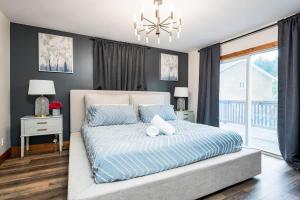 Large chalet 3 King bed Sauna-Hot Tubs Projector