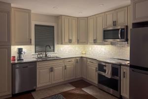 2 Mi to Lake Tomahawk Park! Quiet Escape with Deck