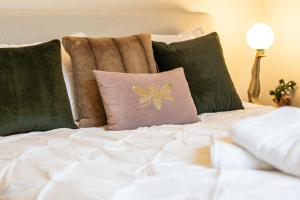 Beautiful 2-Bed flat in Zone 1, Steps from Kensington, Earls Court, V&A and Hyde Park in Central London, 5 mins from tube station