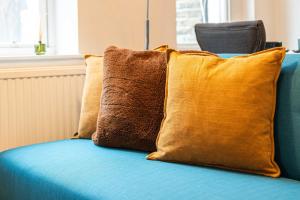 1-Bed flat with aircon bedroom and open kitchen, steps from Earls Court High Street, Kensington, V&A and Hyde Park in Central London, 5 mins from tube station