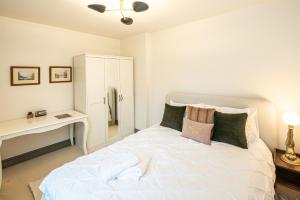 Beautiful 2-Bed flat in Zone 1, Steps from Kensington, Earls Court, V&A and Hyde Park in Central London, 5 mins from tube station