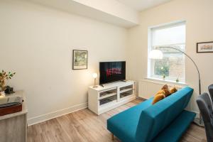 1-Bed flat with aircon bedroom and open kitchen, steps from Earls Court High Street, Kensington, V&A and Hyde Park in Central London, 5 mins from tube station
