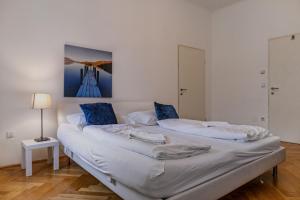 Two Bedroom Apartment with King Beds and Free WiFi for Long Stays