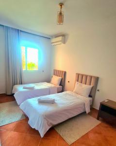 Family apartment Marrakech pool parking Wifi