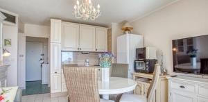 Appartement lumineux - vue mer- proche centre de la napoule