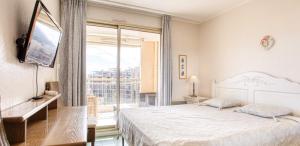 Appartement lumineux - vue mer- proche centre de la napoule