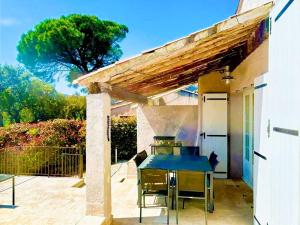 GRICARD Villa T5 avec piscine vue panoramique sur les collines de Grimaud et aperçu mer