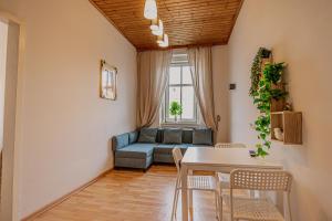 Cozy One Bedroom Apartment With Living Room Close to Wiener Stadthalle
