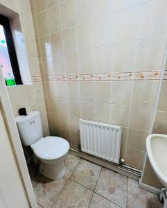 Olive, 3Bedrooms,1 extra Rm, Sleeps 9 with Garden, Free Parking in Grays, Lakeside, London