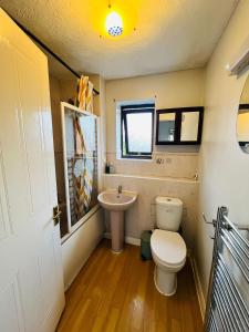 Olive, 3Bedrooms,1 extra Rm, Sleeps 9 with Garden, Free Parking in Grays, Lakeside, London