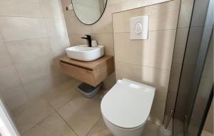 Gorgeous Apartment In Tucepi With Lake View