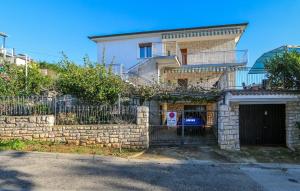 3 Bedroom Stunning Apartment In Pula