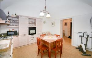 2 Bedroom Lovely Apartment In Modica