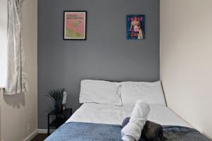 Comfort Meets Style, 4-Bedroom Home, Greenwich, Free Parking, Sleeps 11! Contractor & Group Friendly!