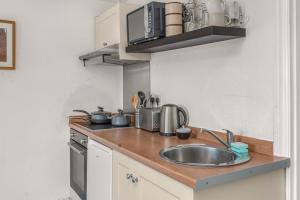 Spacious Flat Near Train Station - By ShireStays