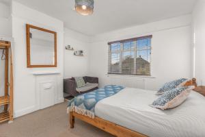 Spacious Flat Near Train Station - By ShireStays