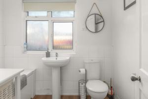 Spacious Flat Near Train Station - By ShireStays