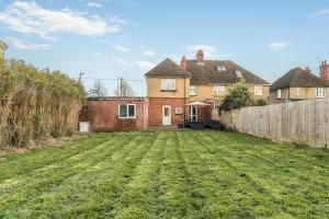 Spacious Flat Near Train Station - By ShireStays