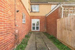 Spacious Flat Near Train Station - By ShireStays