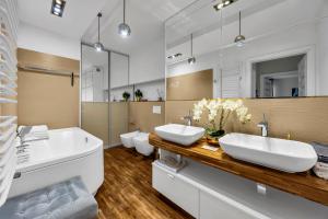 Prestige Three-Bedroom Apt - 110m2, Parking, Balcony - by Rentujemy