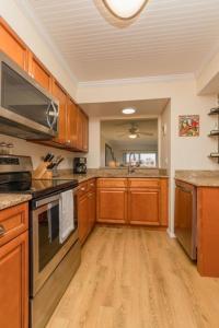 STBT 405- Beachside Condo with Pool & Elevator condo