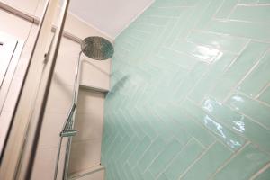 Bright & Spacious Apartment Near the Beach