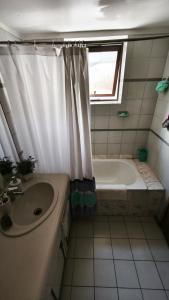 Cómoda Habitación doble, baño privado cercana al metro en Las Condes