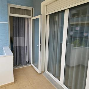 1 min from the sea - Bright Apartment with Balcony