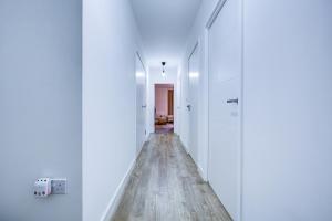 Modern 2 Bed 2 Bath - Free Parking - Near O2