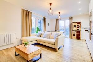 Modern 2 Bed 2 Bath - Free Parking - Near O2