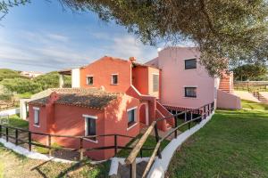 Villas with air conditioning and private outdoor area just a few minutes from La Pelosa