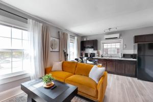 Modern 1 bed 1 bath unit Heart of College Hill