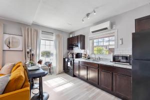 Modern 1 bed 1 bath unit Heart of College Hill