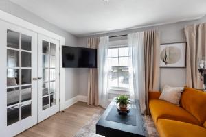 Modern 1 bed 1 bath unit Heart of College Hill