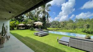 Villa de lujo con piscina infinita y vistas a arrozales