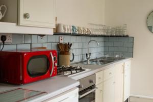 Half Moon House - Timeless Charm with Sea Views