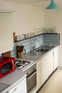 Half Moon House - Timeless Charm with Sea Views