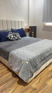 Wood-Finish Home Pool Premium Bedding Self-Check in 7 Min from Marina