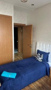 Wood-Finish Home Pool Premium Bedding Self-Check in 7 Min from Marina