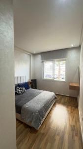 Wood-Finish Home Pool Premium Bedding Self-Check in 7 Min from Marina