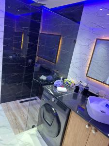 Wood-Finish Home Pool Premium Bedding Self-Check in 7 Min from Marina