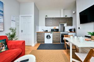 Victorian Apartment Steps to Beach - West Beach 3