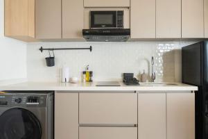 Elegant Beachview 1BR with Balcony in Crespo